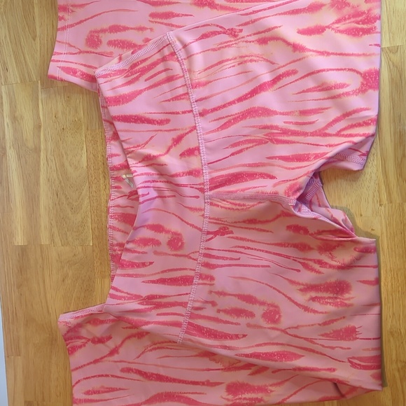 Women's Alive Magnetics Flame Pattern Capri Athletic Leggings Medium - Picture 6 of 8